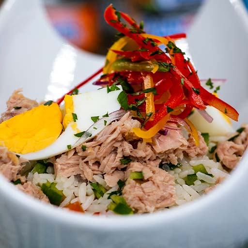bowl de arroz y atún