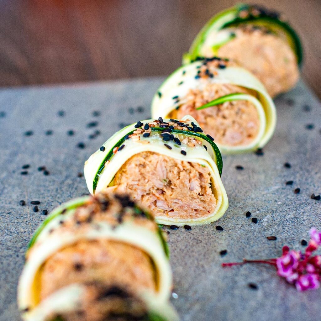 sushi de zucchini con atún