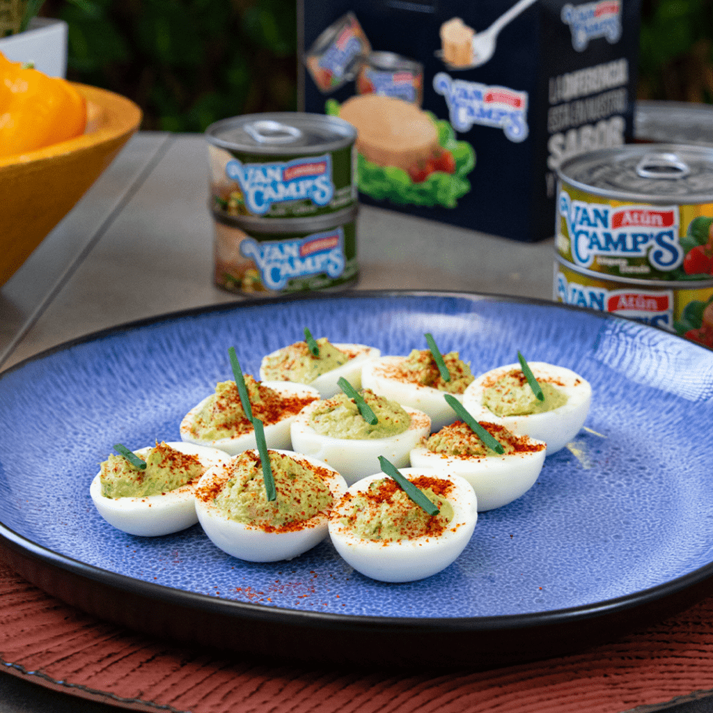 huevos-rellenos-de-atun-y-aguacate