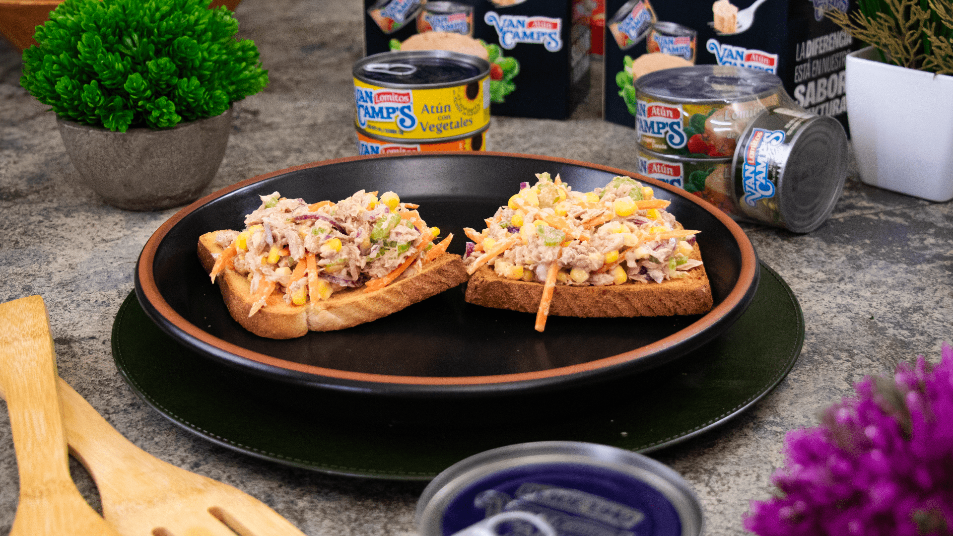 tostadas-de-atun-con-mayonesa-y-verduras