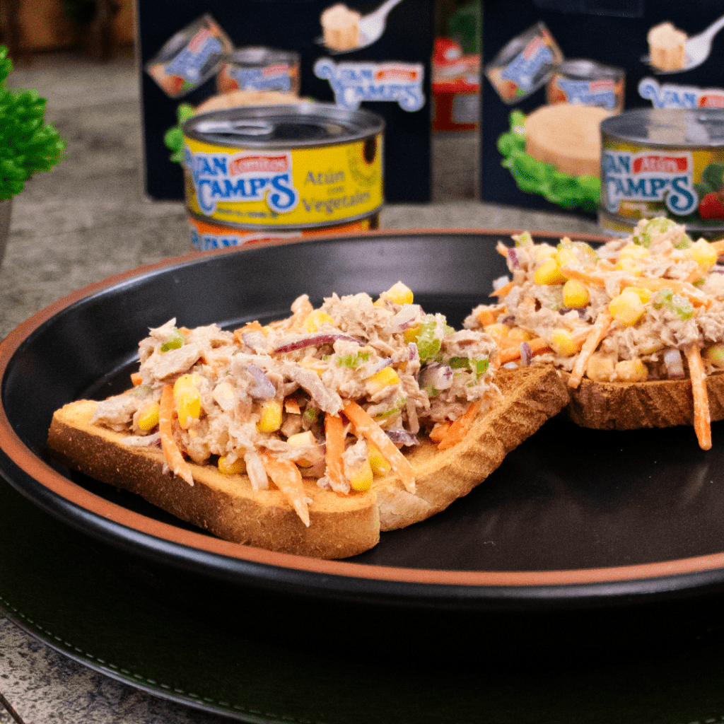 tostadas-de-atun-con-mayonesa-y-verduras