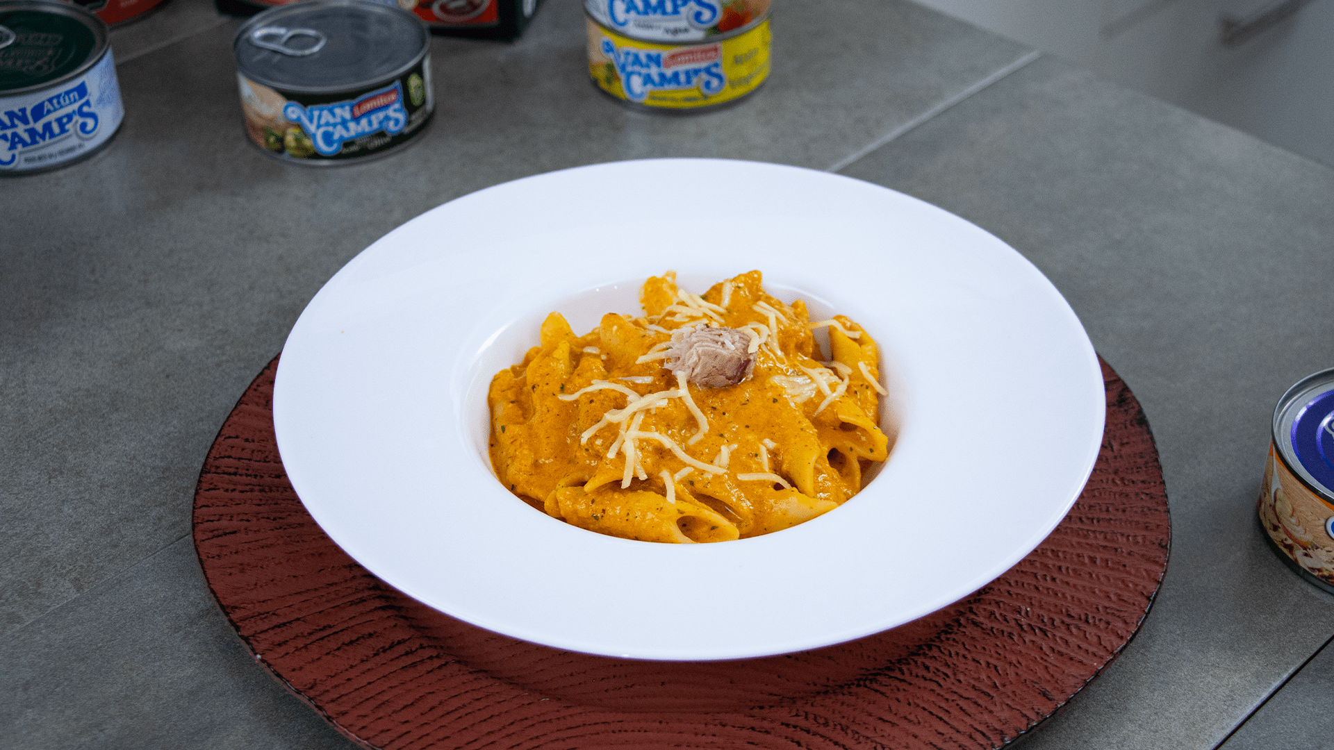pasta-roja-cremosa-de-atun