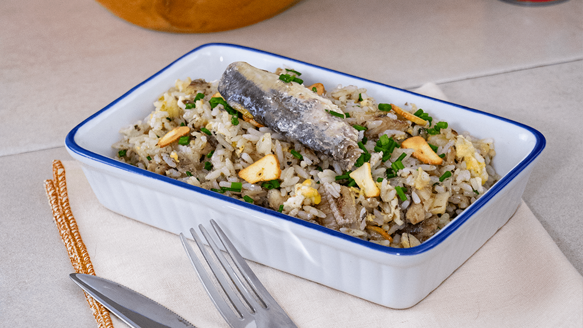 arroz-salteado-con-ajo-y-sardinas